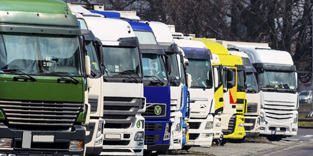 10358566 Trucks on a rastplartz on the highway, symbol photo for logistics and transportation 10358566 Trucks on a rastplartz on the highway, symbol photo for logistics and transportation